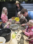 862242 Afbeelding van enkele kinderen die kleine zandsculpturen aan het maken zijn, bij de opening van de ...
